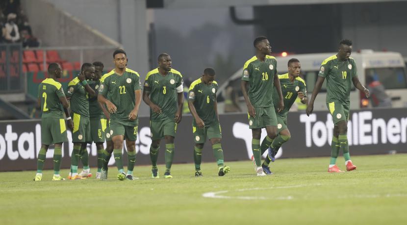 Saido Mane dari Senegal, kedua dari kanan, dengan rekan setimnya setelah ia mencetak gol ke gawang Cape Verde pada pertandingan babak 16 besar Piala Afrika 2022 antara Senegal dan Cape Verde di Stadion Kouekong, Bafoussam, Kamerun, Selasa, 25 Januari 2022.