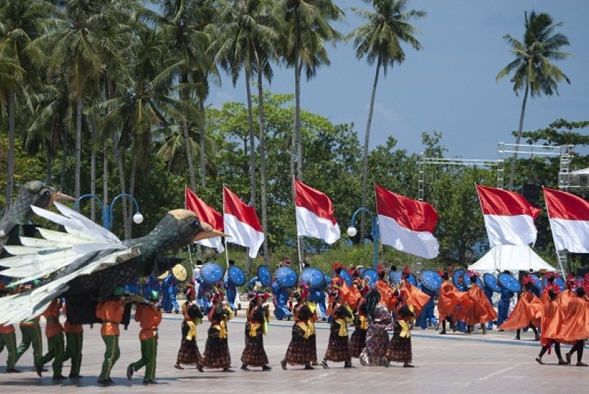 Sail Morotai 2012 peaks on September 15. A number of dancers perfom during the event which take place in North Maluku since September 12.   