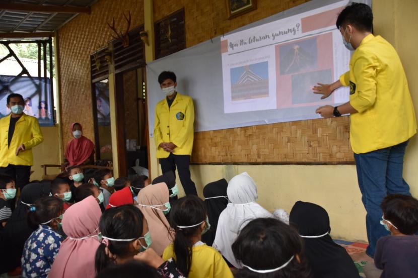 Sainscademy FMIPA UI Ajak Siswa Sekolah Dasar di Desa Sukarame, Pandeglang, mengenal mitigasi bencana.