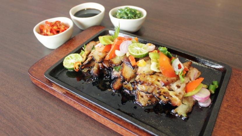 Sajian Beef Maranggi ala HAKA Restoo disajikan dengan bentuk potongan daging yang tebal dan dilengkapi dengan aneka pilihan sambal khas Indonesia. 
