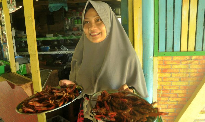 Sajian lobster bakar di salah satu warung makan apung di Dusun Sumurup, Desa Asinan, Kecamatan Bawen, Kabupaten Semarang, Jawa Tengah. 