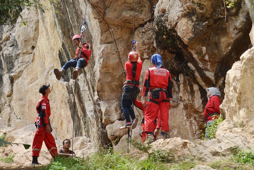   Latihan menggunakan alat pada 'Pelatihan Dasar Vertical Rescue dan Manajemen Perjalanan' oleh Gadamusa di Tebing 125 Gunung Pabeasan, Citatah Padalarang, Kabupaten Bandung Barat, Ahad (6/3). (Republika/Edi Yusuf)