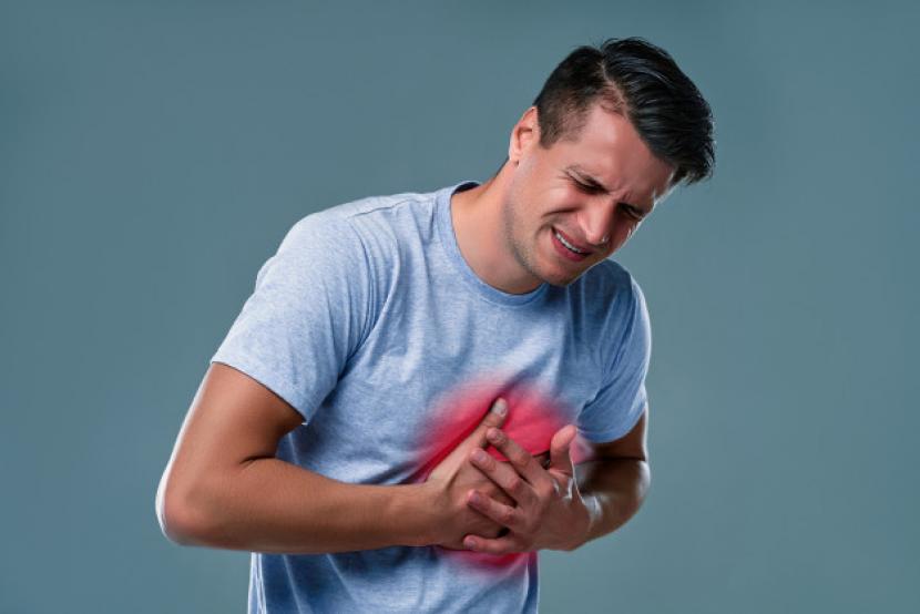 Sakit jantung (ilustrasi). Gejala serangan jantung termasuk nyeri dada atau ketidaknyamanan, merasa lemah, pingsan, pusing, nyeri pada satu atau kedua lengan atau bahu, sesak napas, dan nyeri atau ketidaknyamanan pada rahang, leher hingga punggung.