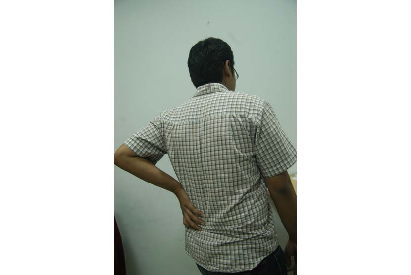 Sakit pinggang (ilustrasi). Dokter spesialis orthopedi Omar Luthfi mengatakan, nyeri punggung bawah dapat disebabkan oleh postur bekerja, trauma langsung, maupun proses penuaan. 
