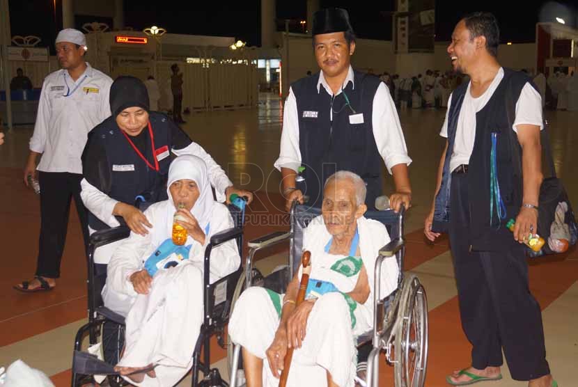 Sakroni Usman Abdul Karim (91 tahun) dan istrinya, Istiqomah Ihsan Makruf (84 tahun), sedang dilayani petugas Panitia Penyelenggara Ibadah Haji (PPIH) Daker Jeddah setelah keduanya tiba di Bandara Internasional King Abdul Aziz, Jeddah, Arab Saudi, Ahad (28