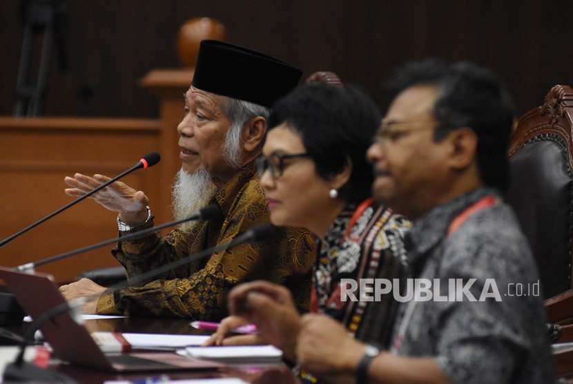 Saksi ahli yang merupakan mantan penasihat KPK Abdullah Hehamahua (kiri), Pakar hukum tata negara Universitas Padjajaran Susi Dwi Harijanti (tengah), dan Pengajar Sekolah Tinggi Filsafat Driyarkara B. Herry Priyono (kanan) menyampaikan pandangannya pada sidang uji formil atas Undang-Undang Nomor 19 Tahun 2019 tentang Perubahan Kedua Undang-Undang Nomor 30 Tahun 2002 tentang Komisi Pemberantasan Tindak Pidana Korupsi di Gedung Mahkamah Konstitusi, Jakarta, Rabu (4/3/2020).(Antara/Indrianto Eko Suwarso)