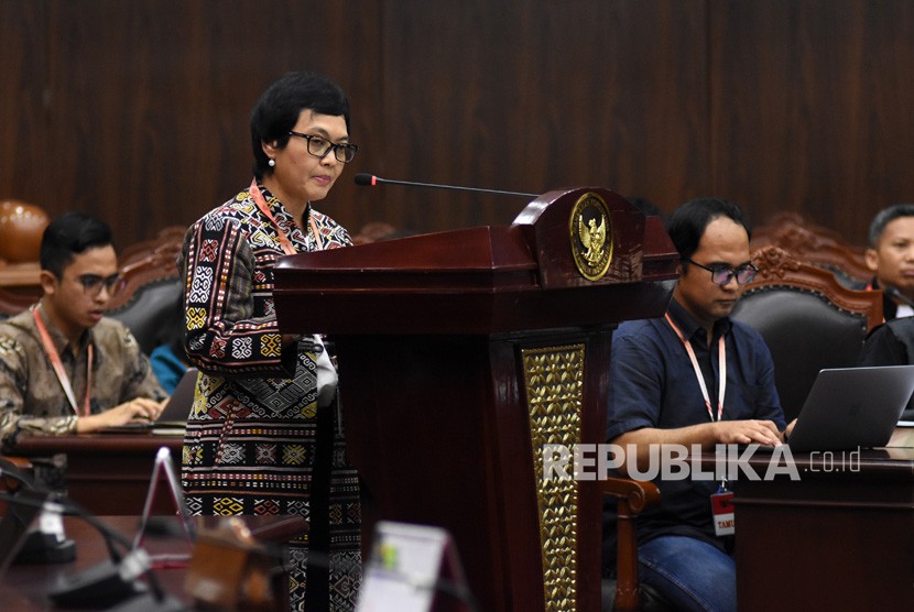 Saksi ahli yang merupakan pakar hukum tata negara Universitas Padjajaran Susi Dwi Harijanti (tengah) menyampaikan pendapatnya pada sidang uji formil atas Undang-Undang Nomor 19 Tahun 2019 tentang Perubahan Kedua Undang-Undang Nomor 30 Tahun 2002 tentang Komisi Pemberantasan Tindak Pidana Korupsi di Gedung Mahkamah Konstitusi, Jakarta, Rabu (4/3/2020).