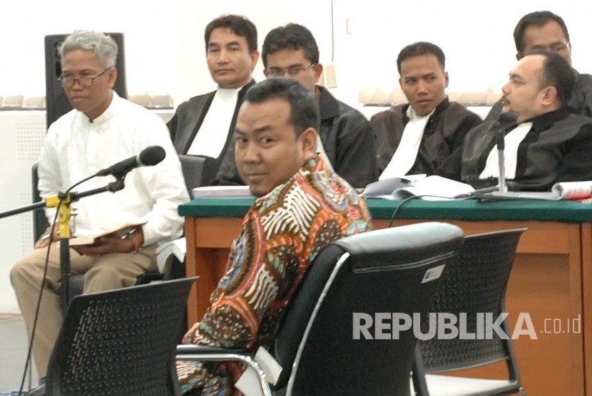 Saksi Andi Windo Wahyudi yang melaporkan postingan Buni Yani hadir pada sidang lanjutan kasus dugaan pelanggaran Undang-undang Informasi dan Transaksi Elektronik (ITE) yang menjerat Buni Yani, di Gedung Arsip dan Perpustakaan Daerah Kota Bandung, Kota Bandung, Selasa (18/7).