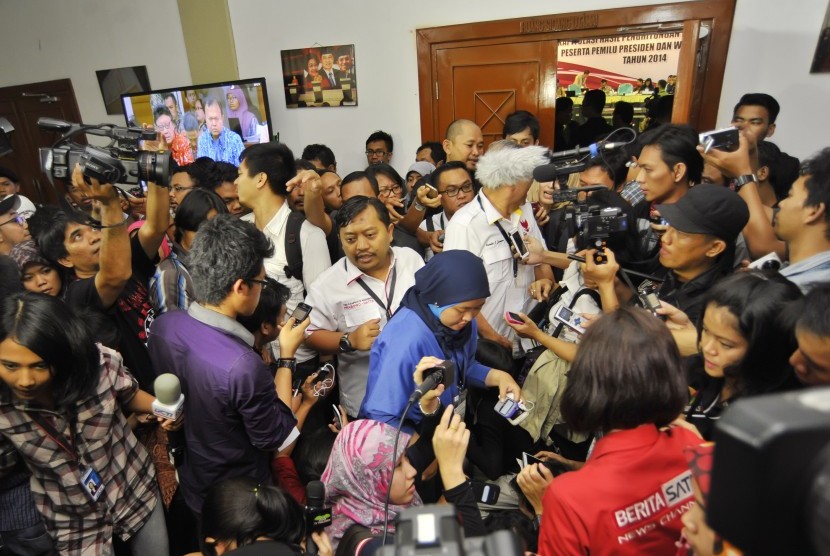 Saksi capres Prabowo Yanuar Arif Wibowo (tengah) meninggalkan ruang Rapat Pleno Rekapitulasi Hasil Pilpres 2014, di Gedung KPU Jakarta, Selasa (22/7). 