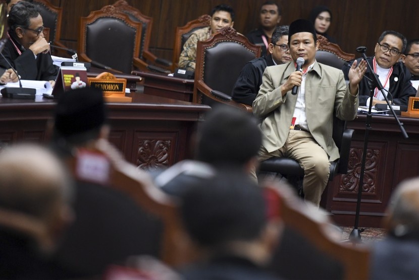 Saksi dari pihak pemohon memberikan keterangan saat sidang Perselisihan Hasil Pemilihan Umum (PHPU) presiden dan wakil presiden di Gedung Mahkamah Konstitusi, Jakarta, Rabu (19/6/2019).