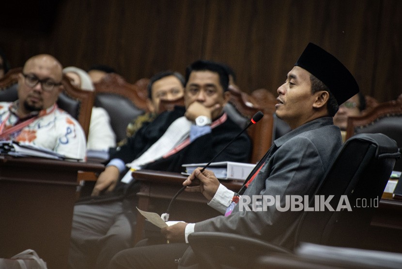 Saksi dari pihak terkait Anas Nashikin (kanan) mengikuti sidang Perselisihan Hasil Pemilihan Umum (PHPU) presiden dan wakil presiden di Gedung Mahkamah Konstitusi, Jakarta, Jumat (21/6/2019).