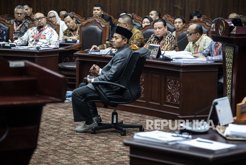 Saksi dari pihak terkait Anas Nashikin (tengah) mengikuti sidang Perselisihan Hasil Pemilihan Umum (PHPU) presiden dan wakil presiden di Gedung Mahkamah Konstitusi, Jakarta, Jumat (21/6/2019).