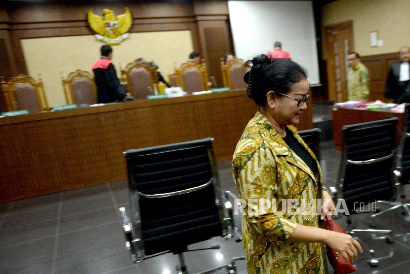  Saksi kasus dugaan korupsi pengadaan proyek e-KTP Miryam S Haryani usai memberikan keterangan saat sidang lanjutan di Pengadilan Tipikor, Jakarta, Kamis (30/3).
