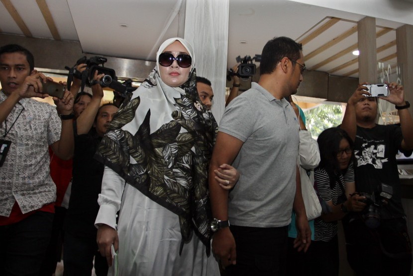 Saksi kasus dugaan pornografi Firza Husein (tengah) tiba di Ditreskrimsus Polda Metro Jaya untuk menjalani pemeriksaan, di Jakarta, Selasa (16/5). 