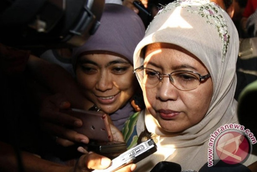 Saksi Kasus Korupsi Al Quran Wakil Ketua Komisi VIII DPR, Chairunnisa memebrikan keterangan kepada wartawan seusai diperiksa sebagai saksi di Gedung Komisi Pemberantasan Korupsi (KPK) di Jakarta, Selasa (28/8).