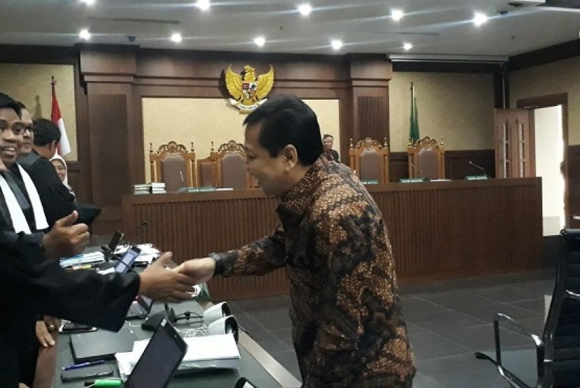 Saksi kasus korupsi pengadaan KTP elektronik, Setya Novanto tersenyum menyalami Jaksa di Pengdailan Tipikor Jakarta, Jumat (3/11)