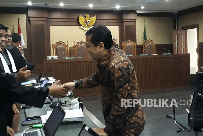 Saksi Kasus Korupsi pengadaan KTP-Elektronik, Setya Novanto tersenyum menyalami Jaksa di Pengadilan Tipikor, Jakarta Pusat, Jumat (3/11).