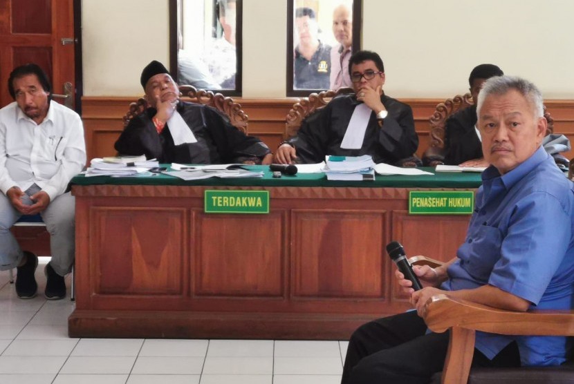 Saksi korban kasus keterangan palsu dalam akta autentik pengalihan saham PT Geriya Wijaya Prestige (GWP) Tomy Winata (paling kanan) sedang memberikan kesaksian dalam sidang kasus tersebut dengan terdakwa Harjanto Karjadi (paling kiri) di Pengadilan Negeri (PN) Denpasar, Bali, Selasa (3/12). 