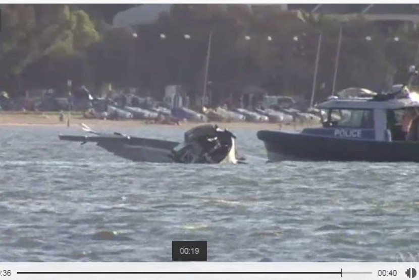 Saksi mata menggambarkan sebuah pesawat ringan terjatuh ke sungai 'Swan River' selama berlangsungnya perayaan Hari Australia.