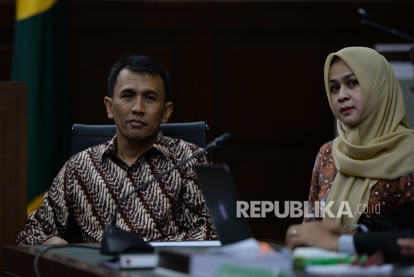 Terdakwa kasus korupsi dana bansos di Sumatera Utara (Sumut), pasangan suami istri Gubernur Sumut nonaktif Gatot Pujo Nugroho (kiri) dan Evy Susanti menjalani sidang lanjutan dengan agenda pemeriksaan saksi di Pengadilan Tipikor, 
