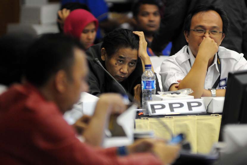 Saksi-saksi dari partai-partai politik menyimak rapat pleno terbuka rekapitulasi suara nasional Pemilihan Umum Legislatif (Pileg) 2014 yang berlangsung di Kantor Komisi Pemilihan Umum (KPU), Jakarta, Rabu (7/5).