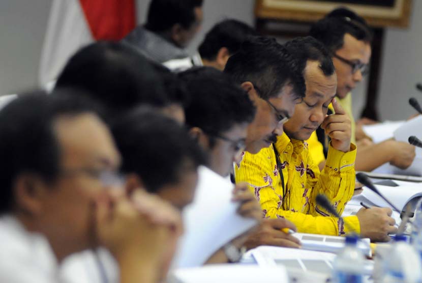 Saksi-saksi dari partai-partai politik menyimak rapat pleno terbuka rekapitulasi suara nasional Pemilihan Umum Legislatif (Pileg) 2014 yang berlangsung di Kantor Komisi Pemilihan Umum (KPU), Jakarta, Rabu (7/5).