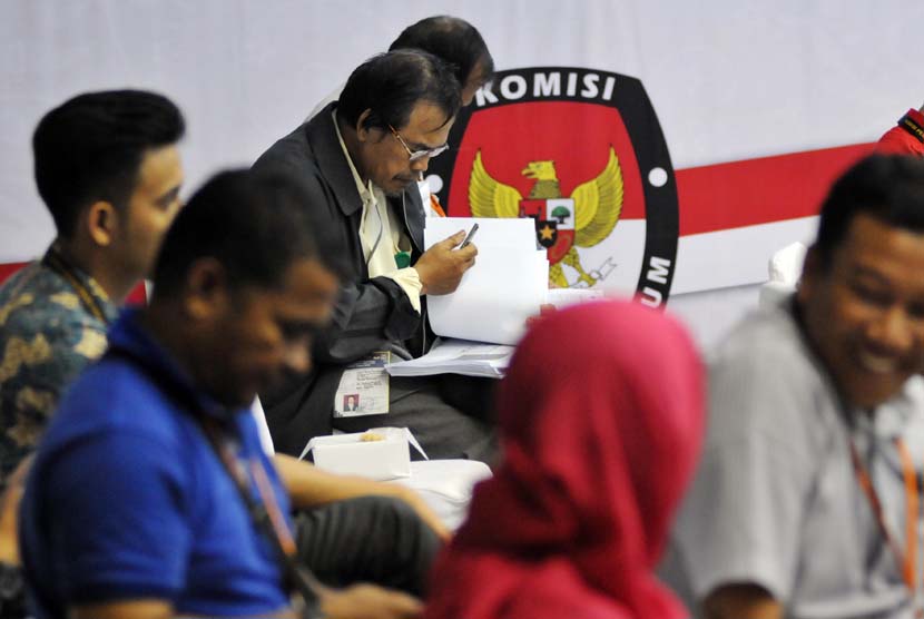 Saksi-saksi dari partai-partai politik menyimak rapat pleno terbuka rekapitulasi suara nasional Pemilihan Umum Legislatif (Pileg) 2014 yang berlangsung di Kantor Komisi Pemilihan Umum (KPU), Jakarta, Rabu (7/5).