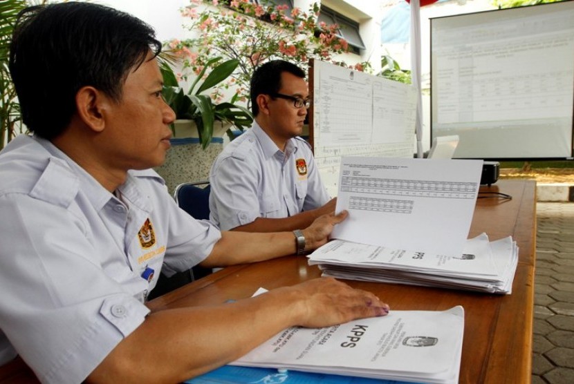 Saksi salah satu pasangan Cagub-Cawagub mengecek data hasil pemilih di Kel Kebon Sereh, Jakarta Pusat, Kamis (12/7). Panitia Pemungutan Suara (PPS) di tingkat Kelurahan mulai melakukan rekapitulasi suara serentak pada hari ini, menurut Ketua Pokja Sosialis