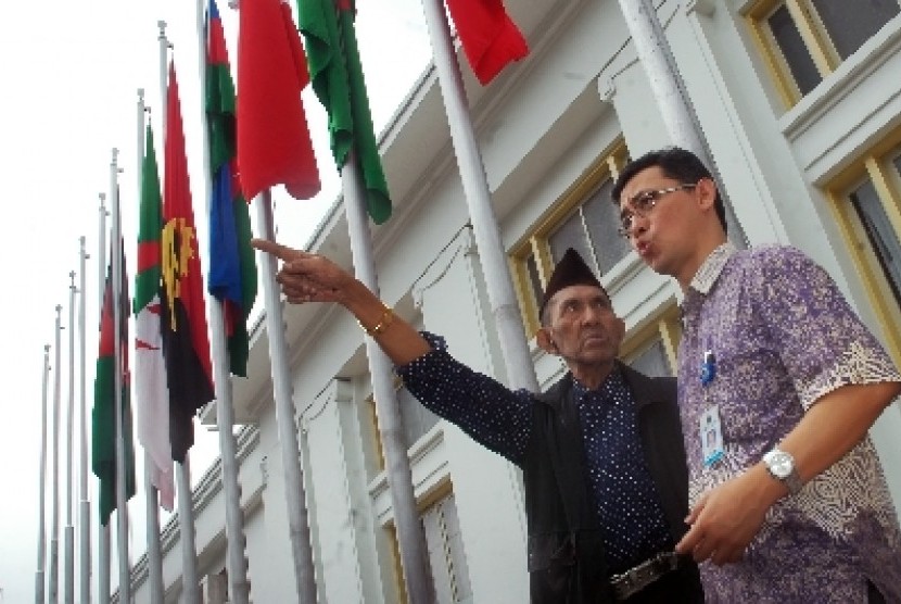 Saksi sejarah Konferensi Asia (KAA) Muhammad Fadil Badjuri (105thn) menjelaskan kepada Kepala Museum Konferensi Asia Afrika Isman Pasha (kanan) perihal jalan Braga, ketika berbincang di ruangan Museum KAA Bandung, Jawa Barat.