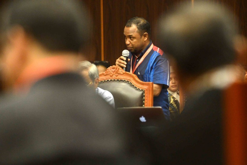 Saksi termohon dari Joko Widodo-Jusuf Kalla memberikan kesaksiannya dalam sidang lanjutan perselisihan hasil pemilihan umum presiden dan wakil presiden di Gedung Mahkamah Konstitusi, Jakarta Pusat, Rabu (13/8).