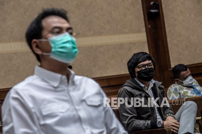 Komisi Pemberantasan Korupsi (KPK) membuka peluang bakal menghadirkan Edi Sujarwo sebagai saksi dalam persidangan dengan terdakwa Azis Syamsuddin. (Foto: Terdakwa Azis Syamsuddin, kiri)
