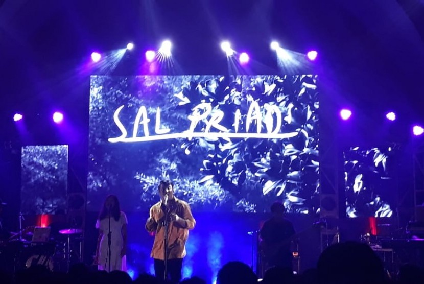 Sal Priadi saat tampil di Billboard Indonesia Top 100 Live, Jakarta, Rabu.