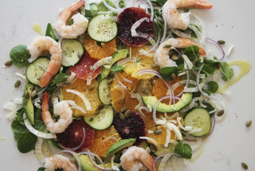 Salad dengan sayuran mentimun dan buah jeruk serta udang bisa jadi inspirasi makan sehat.
