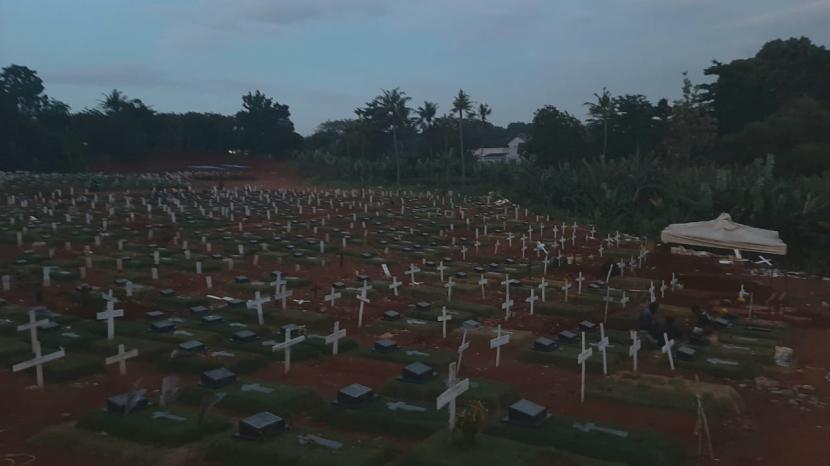 Salah satu area pemakaman jenazah Covid-19 di TPU Pondok Rangon, Jakarta Timur, Selasa (1/12) petang. Kini hanya tersisa puluhan petak makam untuk jenazah Covid-19 Kristen di sana. Sedangkan lahan untuk jenazah Covid-19 Muslim sudah penuh sejak 8 November lalu.