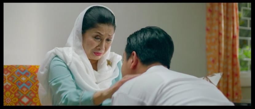 Salah satu adegan dalam film drama komedi Sweet 20 yang menceritakan sosok Fatmawati (Niniek L Karim) sebagai lansia yang kembali berusia 20 tahun setelah kejadian aneh.