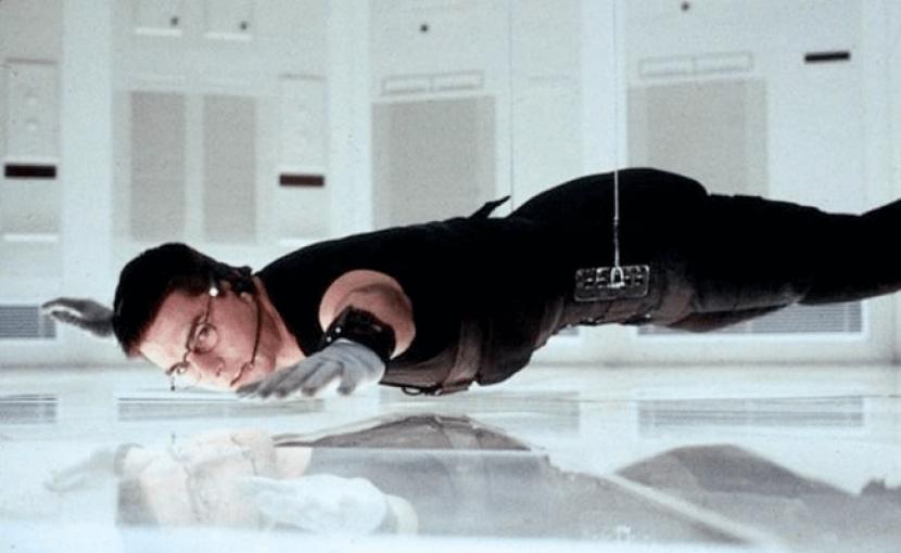 Salah satu adegan dalam film Mission: Impossible. Lagu tema ikonik Mission Impossible terinspirasi dari pesan rahasia kode morse.