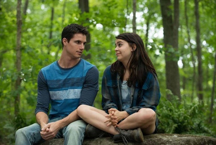 Salah satu adegan di dalam film The Duff