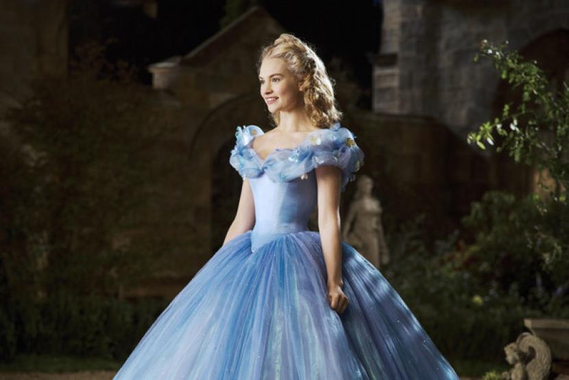 Salah satu adegan di film Cinderella yang dirilis pada 2015. Rumah produksi Bloody Disgusting akan menghadirkan film Cinderellah dalam versi horor.
