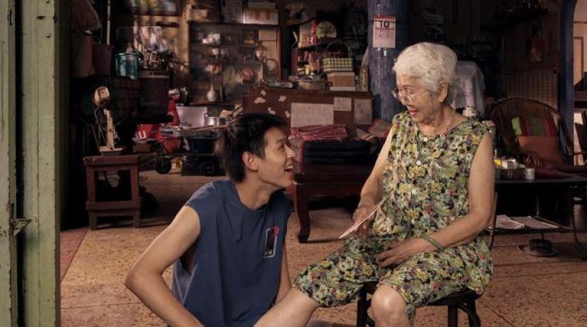 Salah satu adegan di film How to Make Millions Before Grandma Dies. Film ini mendapat antusiasme tinggi dari penonton Indonesia.