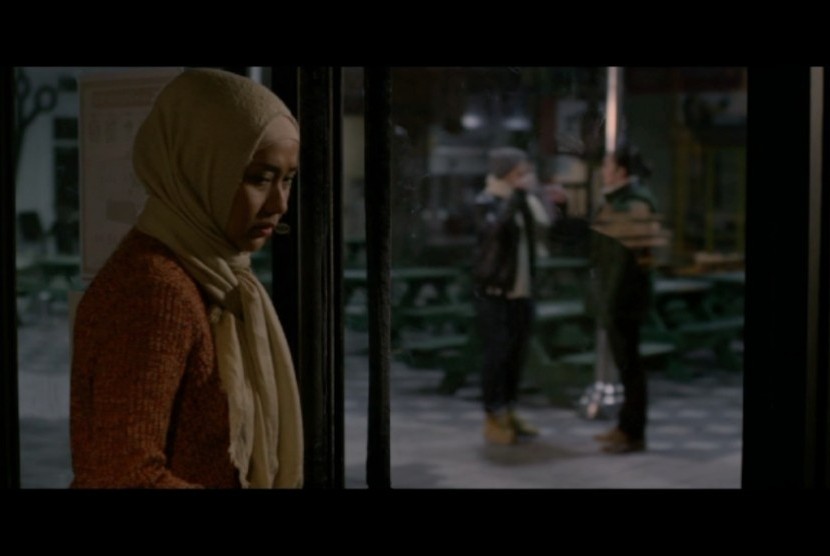Salah satu adegan di film Jilbab Traveler: Love Sparks in Korea, roduksi Rapi Films
