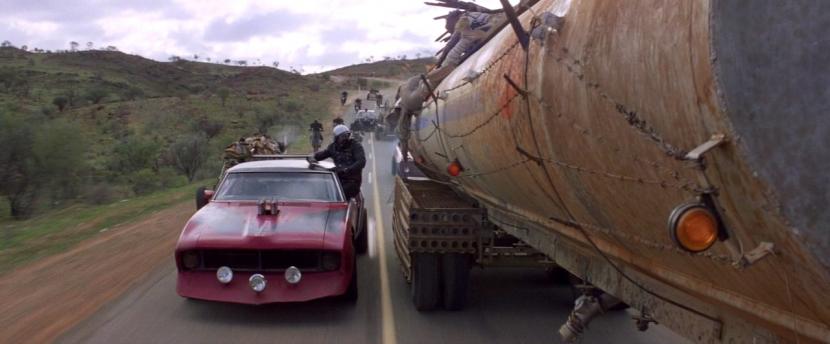 Salah satu adegan di film Mad Max 2: The Road Warrior.