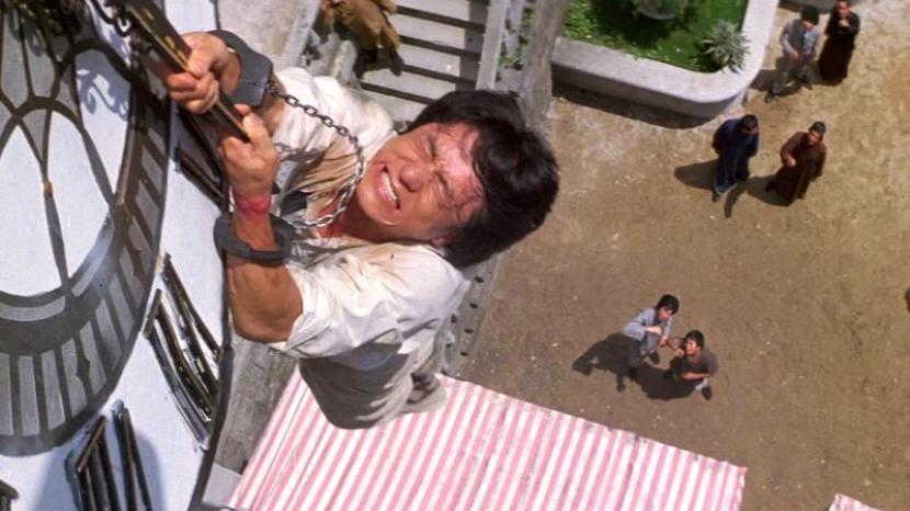 Salah satu adegan berbahaya sekaligus terbaik yang dilakukan Jackien Chan di film.