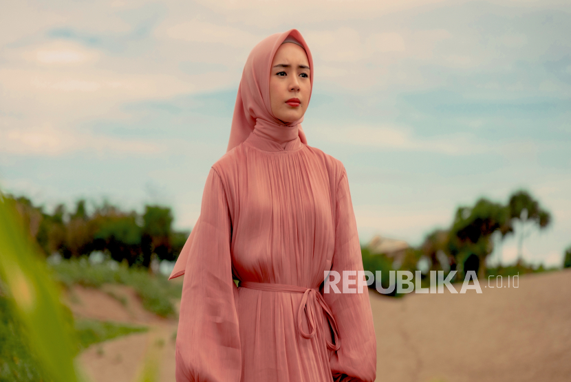 Salah satu adegan di film Setetes Embun Cinta Niyala. MD Entertainment dan Netflix secara resmi mengumumkan kolaborasi mereka untuk film Setetes Embun Cinta Niyala.