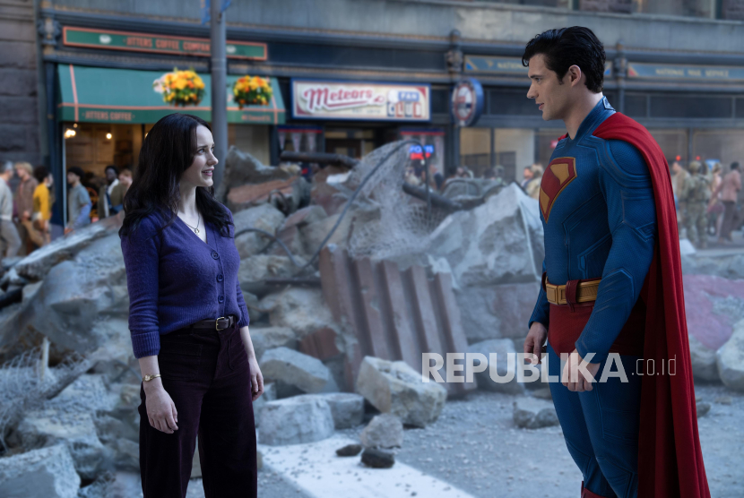 Salah satu adegan di film Superman. Adegan ciuman antara Superman dan Lois Lane di India mengalami penyensoran.