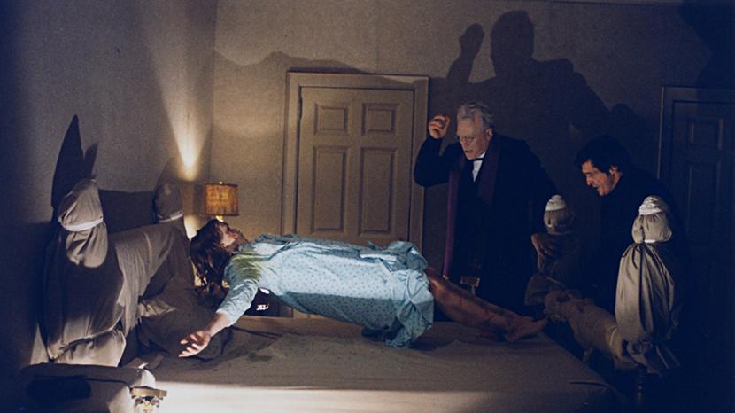 Salah satu adegan di film The Exorcist. Film ini menjadi salah satu sinema bergenre horor dengan pendapatan tertinggi sepanjang masa.