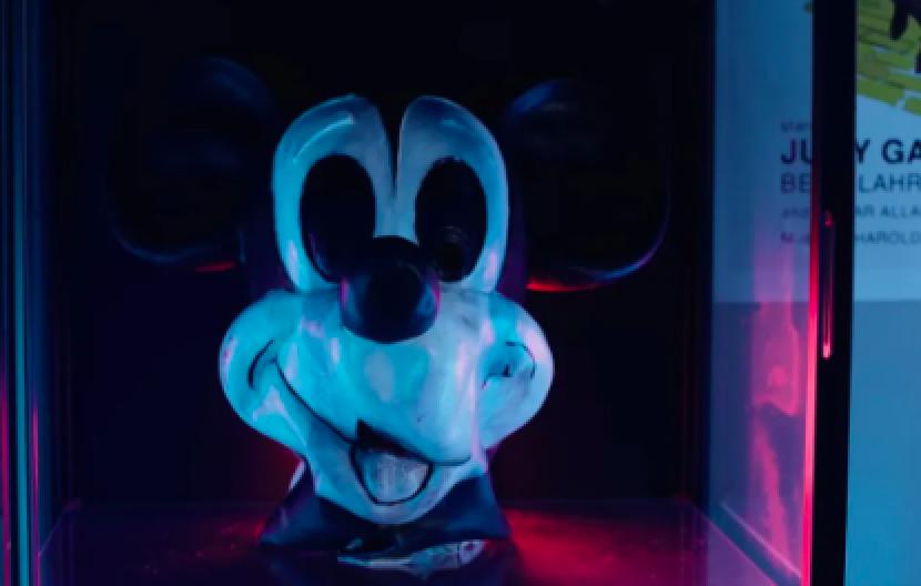 Salah satu adegan di trailer film horor Micke Mouse Trap. Pembuat film horor memanfaatkan momen Disney kehilangan hak cipta atas Mickey Mouse versi Steamboat Willie dengan membuat film horor.