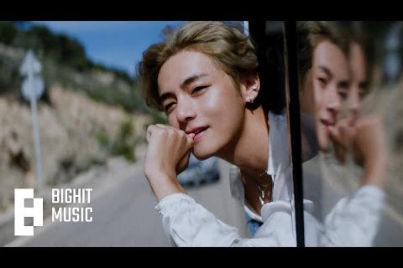 Salah satu adegan di video klip lagu Slow Dancing milik V BTS. Setidaknya ada 8 detail dari video tersebut yang luput dari perhatian penggemar.