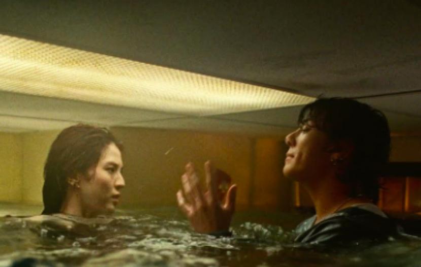 Salah satu adegan di video musik Seven milik Jungkook. Setelah video klip ini dirilis, Han So-hee merilis foto-foto yang diduga di balik layar syuting.