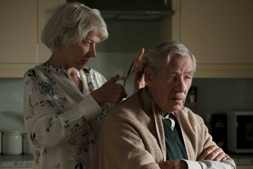 Roy Courtnay (Ian McKellen) dan Betty McLeish (Helen Mirren) dalam salah satu adegan The Good Liar. McKellen tampil ciamik sebagai penipu ulung.
