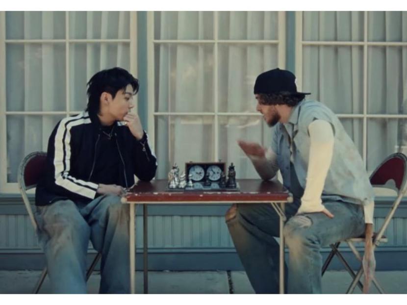 Salah satu adegan main catur Jungkook dan Jack Harlow di video klip berjudul 3D.